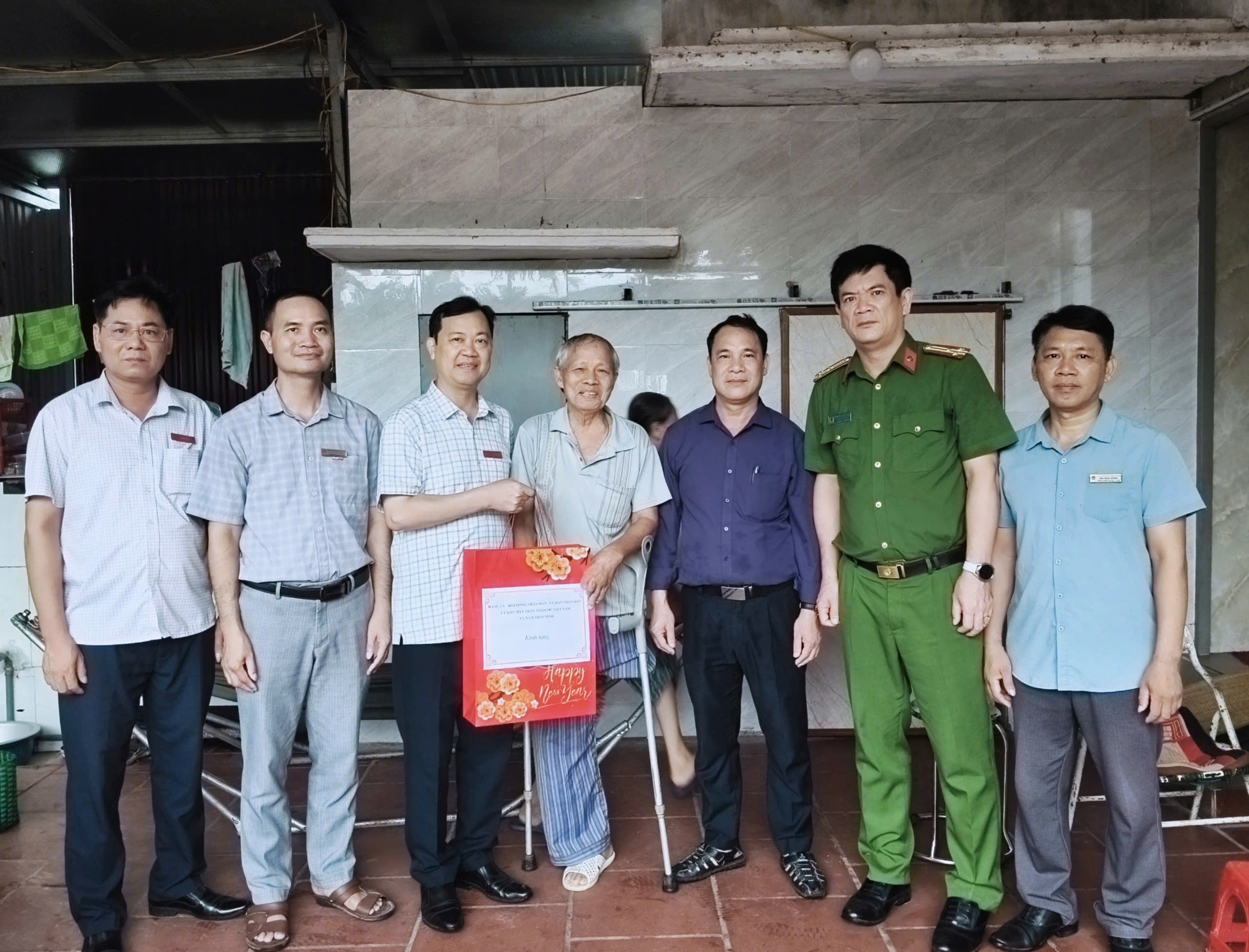 Đoàn công tác số 2 xã Nam Thái Ninh thăm, tặng quà các thương binh, bệnh binh nhân dịp kỷ niệm 79 năm Ngày Thương binh - Liệt sĩ