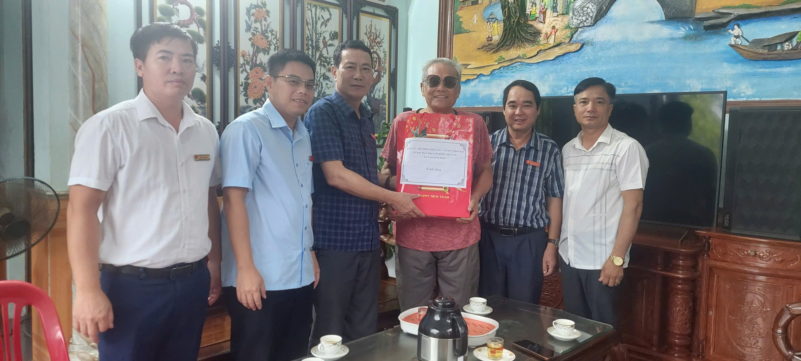 Xã Nam Thái Ninh tổ chức thành lập Đoàn đến thăm, tặng quà người có công tiêu biểu nhân kỷ niệm 79 năm Ngày Thương binh - Liệt sĩ