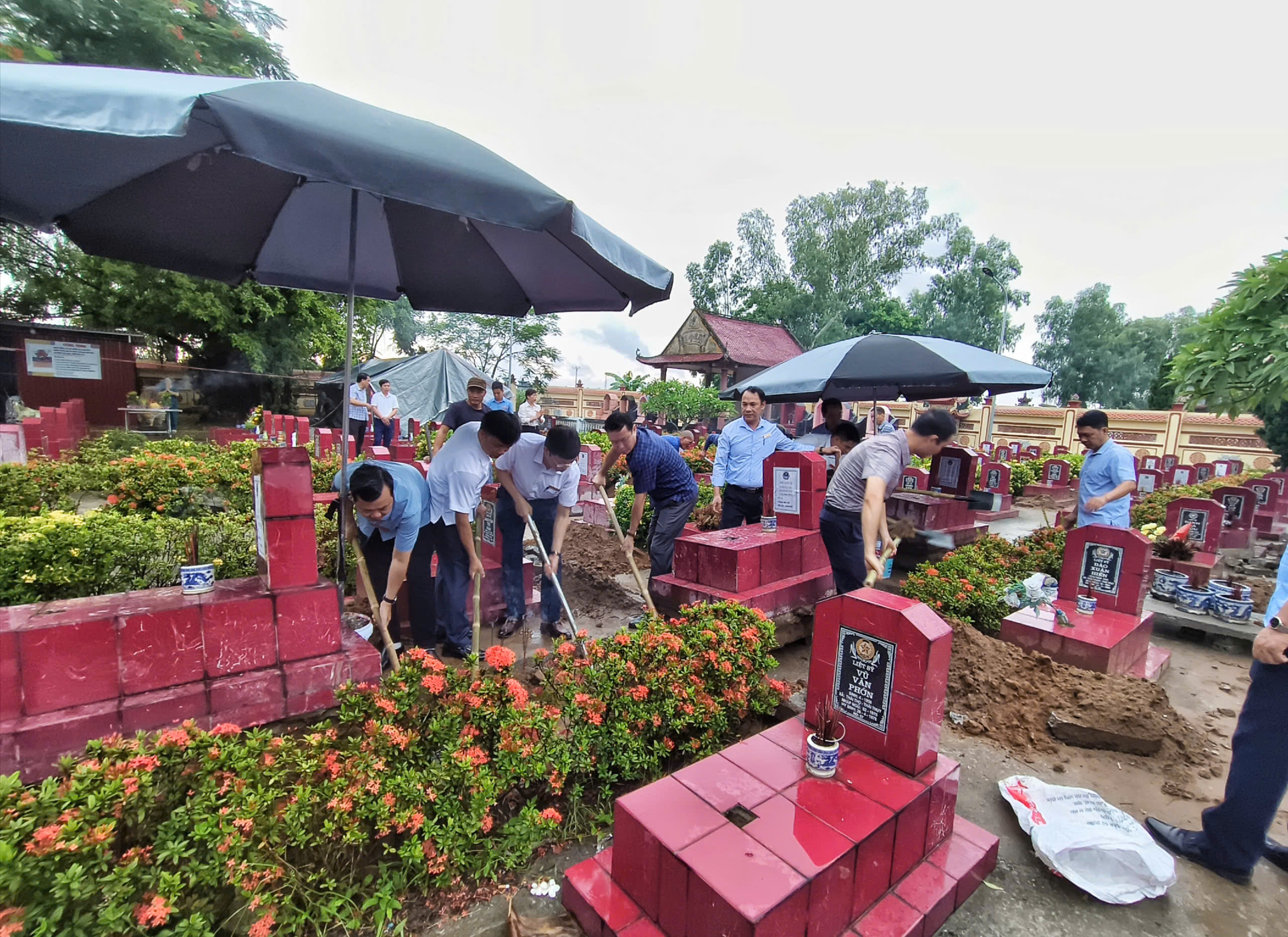 XÃ NAM THÁI NINH TRIỂN KHAI LỄ KHAI QUẬT, TÌM KIẾM, LẤY MẪU SINH PHẨM AND ĐỐI VỚI 46 PHẦN MỘ LIỆT SĨ CHƯA XÁC ĐỊNH ĐƯỢC DANH TÍNH