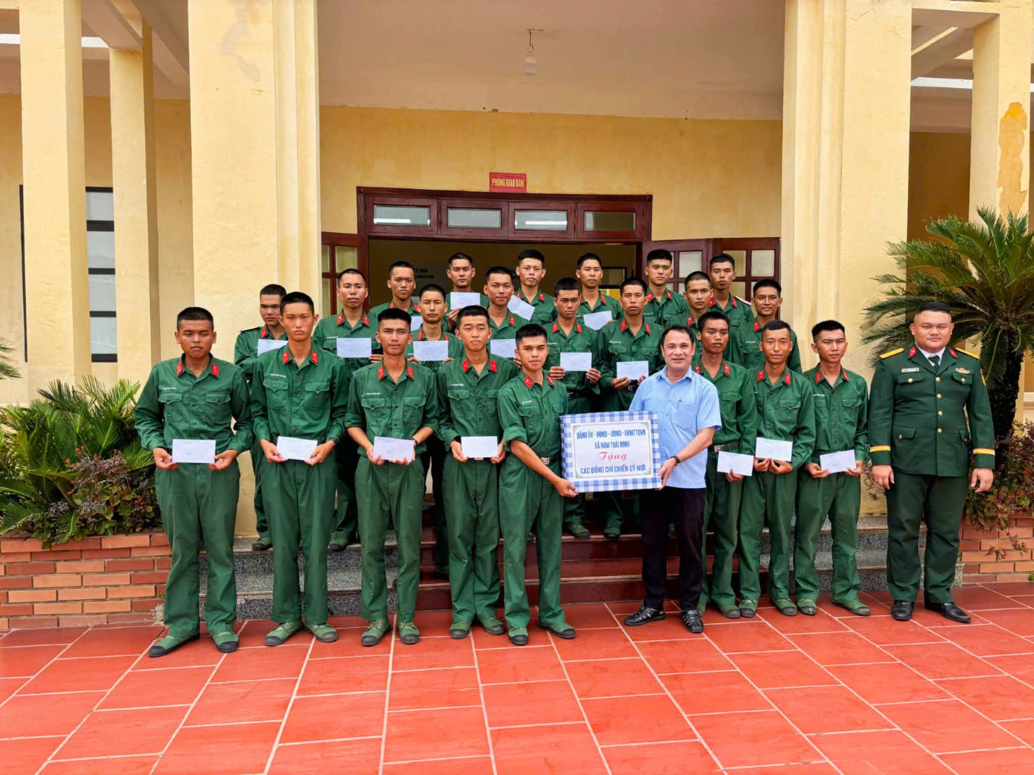 LÃNH ĐẠO XÃ NAM THÁI NINH THAM DỰ LỄ TUYÊN THỆ VÀ TẶNG QUÀ CHIẾN SĨ MỚI NĂM 2026