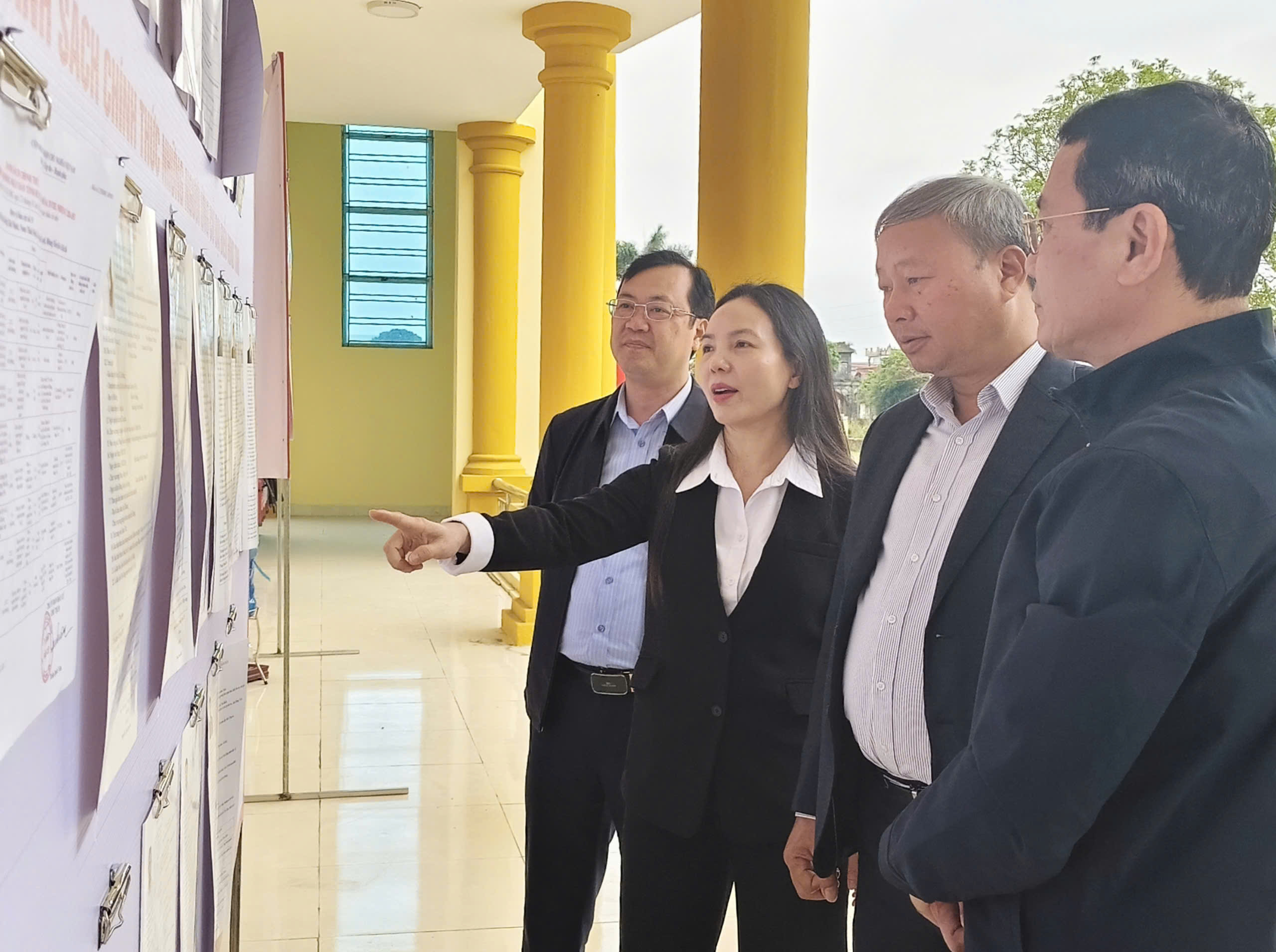 ĐOÀN KIỂM TRA ĐƠN VỊ BẦU CỬ SỐ 6 KIỂM TRA CÔNG TÁC NIÊM YẾT DANH SÁCH CỬ TRI TẠI XÃ NAM THÁI NINH