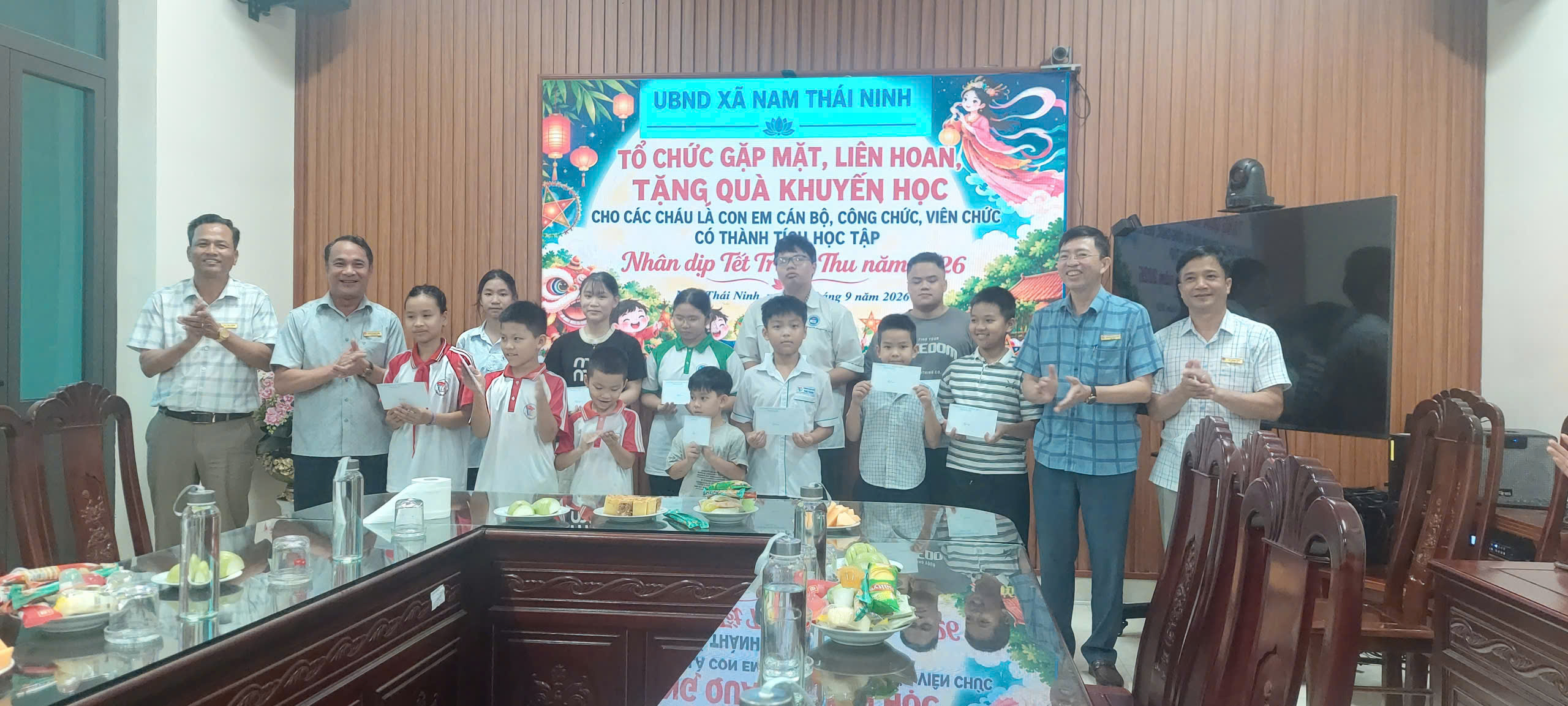 UBND XÃ NAM THÁI NINH GẶP MẶT, LIÊN HOAN VÀ TẶNG QUÀ KHUYẾN HỌC CHO CON EM CÁN BỘ, CÔNG CHỨC, VIÊN CHỨC, NGƯỜI LAO ĐỘNG NHÂN DỊP TẾT TRUNG THU NĂM 2026