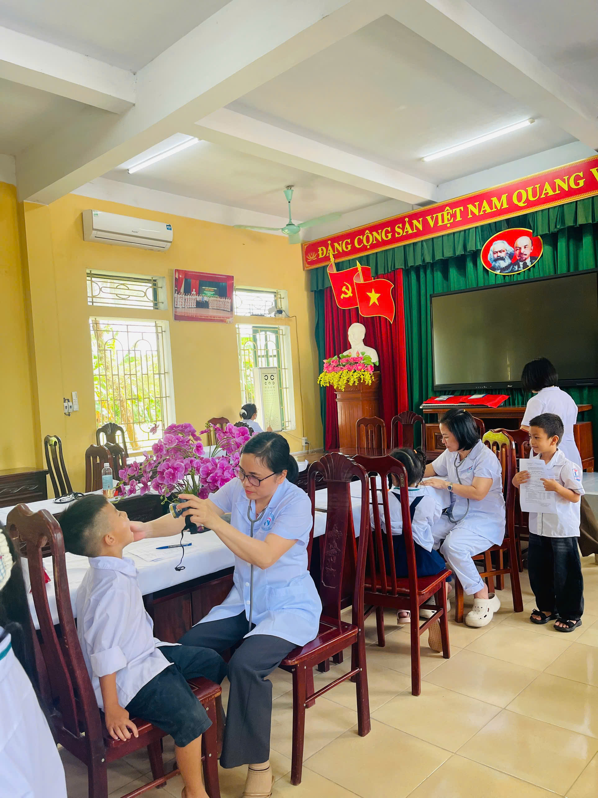 NAM THÁI NINH TIẾP TỤC KHÁM SỨC KHỎE ĐỊNH KỲ CHO HỌC SINH TRÊN ĐỊA BÀN XÃ