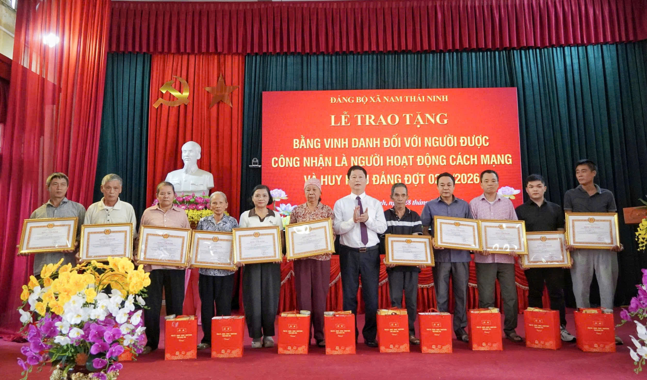 ĐẢNG BỘ XÃ NAM THÁI NINH TRAO TẶNG HUY HIỆU ĐẢNG ĐỢT 2/9 VÀ VINH DANH NGƯỜI HOẠT ĐỘNG CÁCH MẠNG TRƯỚC NGÀY 01/01/1945