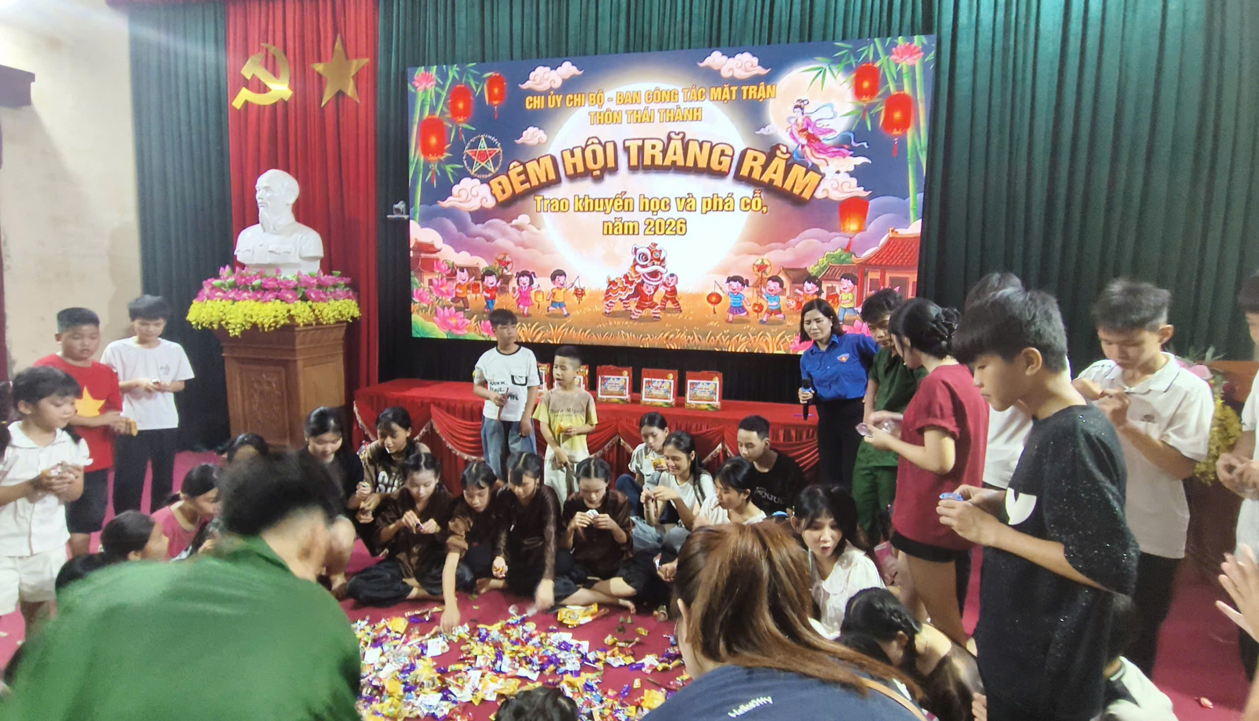 XÃ NAM THÁI NINH TỔ CHỨC 11 ĐOÀN ĐẾN DỰ VÀ TẶNG QUÀ TRUNG THU CHO CÁC  CÁC CHÁU THIẾU NIÊN, NHI ĐỒNG Ở THÔN