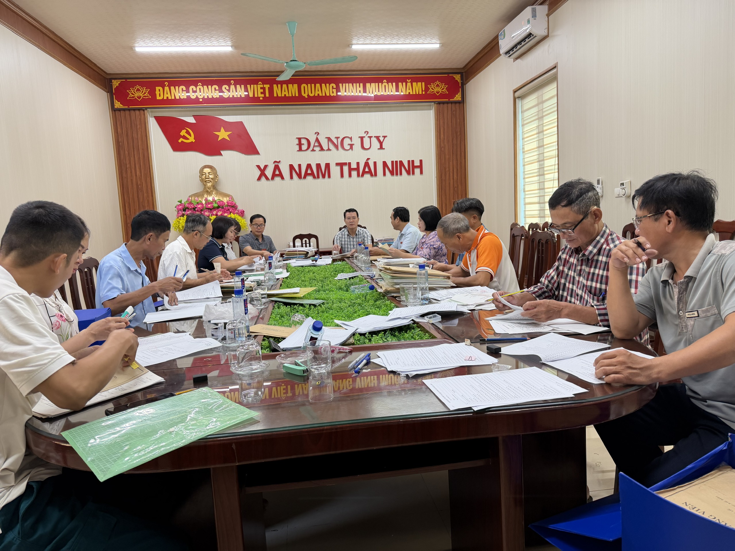 Ban xây dựng Đảng xã Nam Thái Ninh tích cực triển khai thực hiện Kế hoạch của Đảng ủy về công tác số hóa, tạo lập dữ liệu hồ sơ đảng viên theo tinh thần Nghị quyết 57-NQ-TW và Kế hoạch của ban Thường vụ Tỉnh ủy