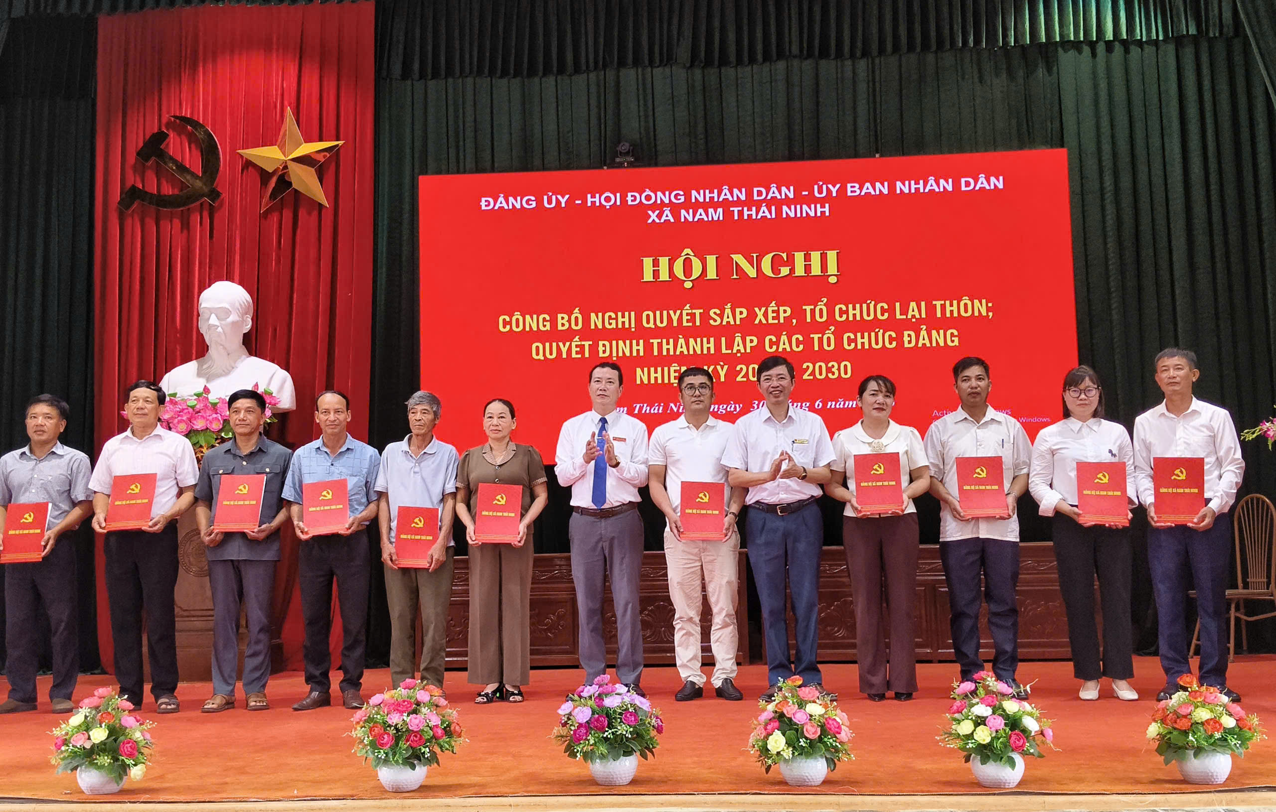 XÃ NAM THÁI NINH CÔNG BỐ NGHỊ QUYẾT, QUYẾT ĐỊNH SẮP XẾP, TỔ CHỨC LẠI THÔN VÀ KIỆN TOÀN ĐỘI NGŨ CÁN BỘ CƠ SỞ