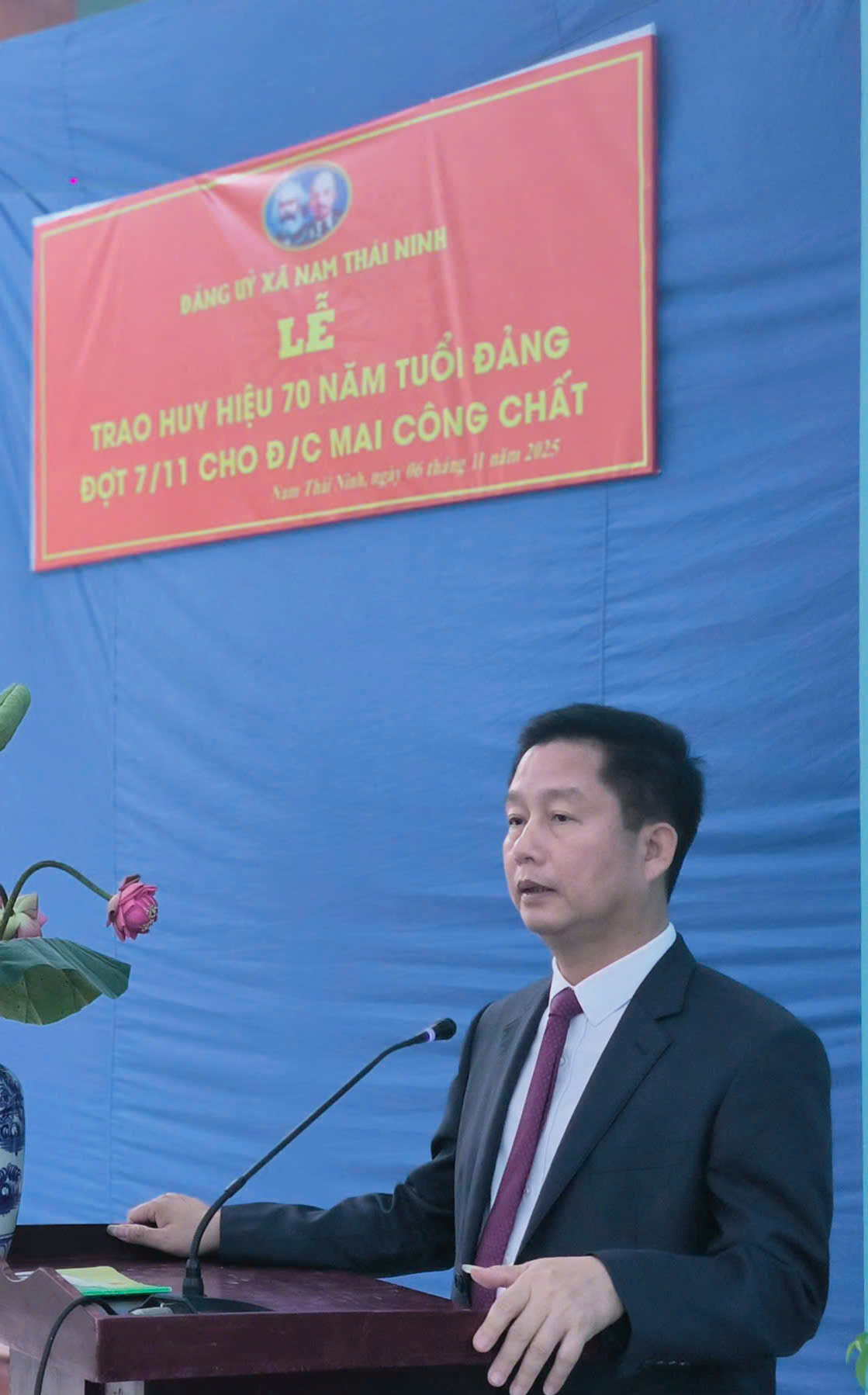 Đảng bộ xã Nam Thái Ninh trao tỉnh Hưng Yên tổ chức trao tặng huy hiệu đảng đợt 07/11/2025
