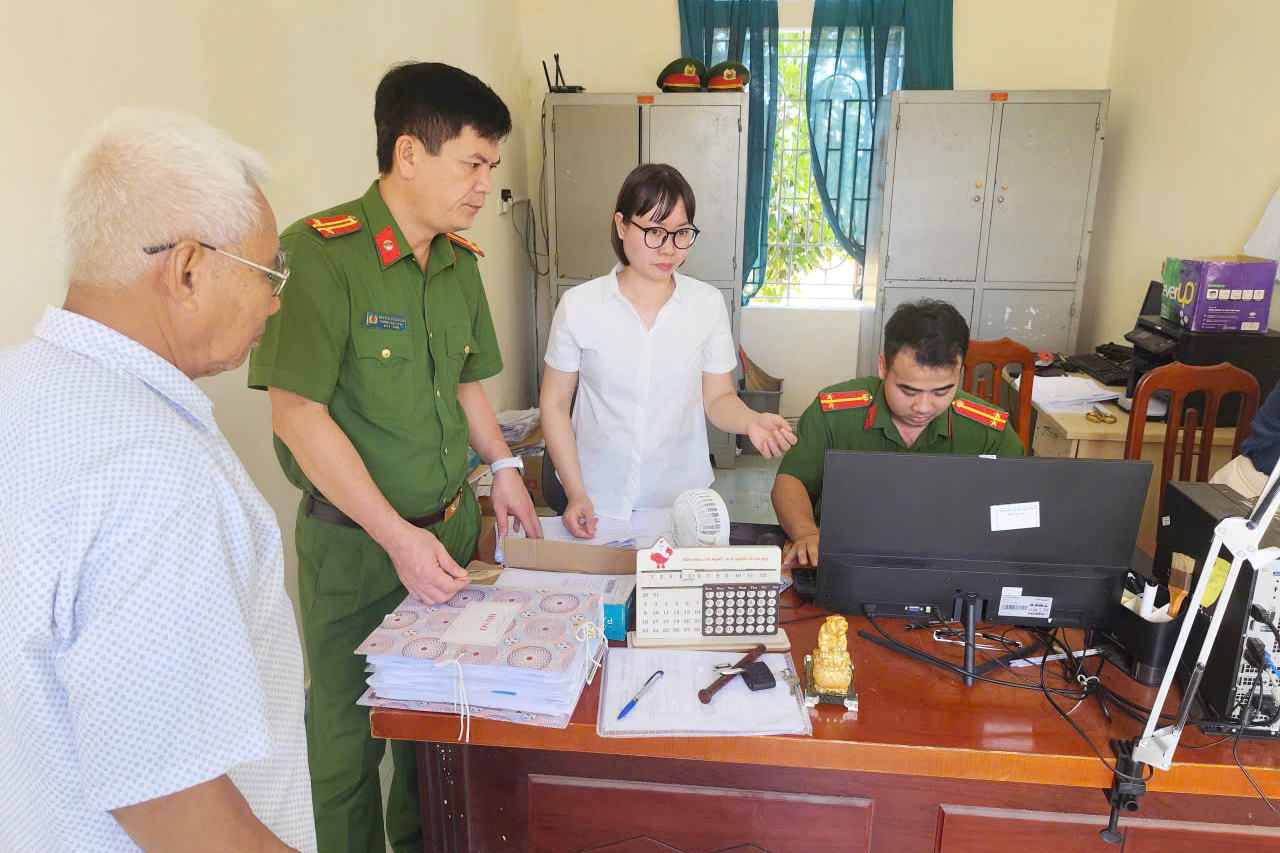 Công an xã Nam Thái Ninh quyết tâm sớm hoàn thành việc đổi thẻ đảng viên