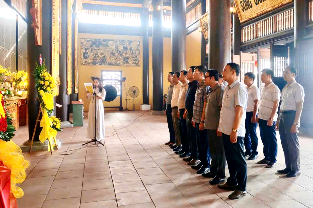 ĐOÀN ĐẠI BIỂU XÃ NAM THÁI NINH DÂNG HƯƠNG TẠI ĐỀN THỜ LIỆT SĨ THÁI THỤY