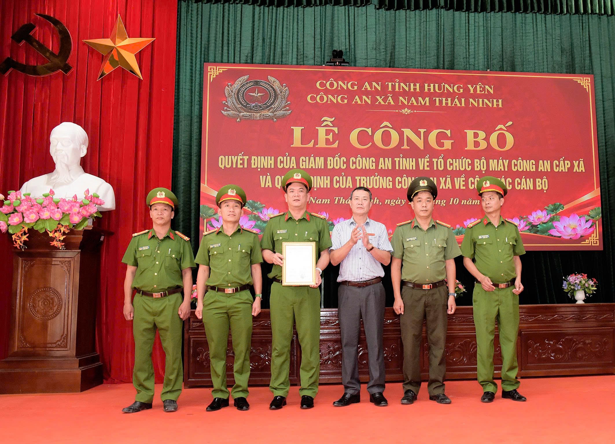 CÔNG AN XÃ NAM THÁI NINH CÔNG BỐ CÁC QUYẾT ĐỊNH VỀ TỔ CHỨC BỘ MÁY VÀ CÔNG TÁC CÁN BỘ